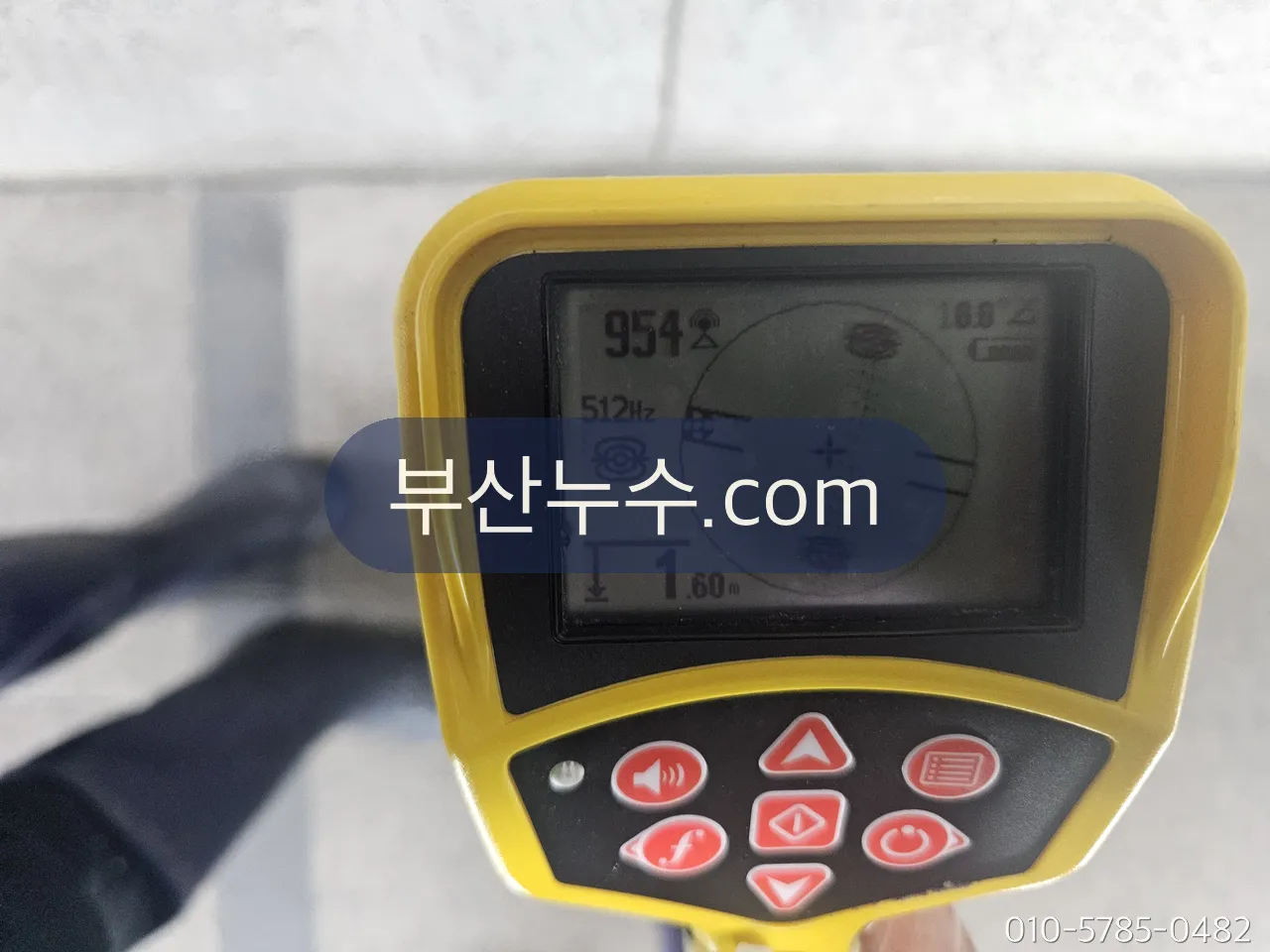 청음 탐지기 화면으로 누수 신호 세기를 읽는 장면