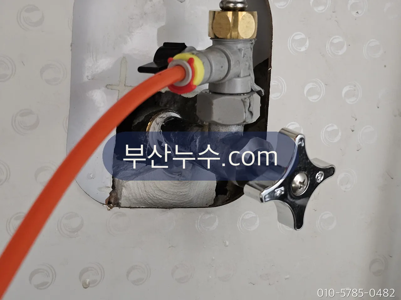 밸브에 압력 호스를 연결해 배관 압력을 확인하는 작업