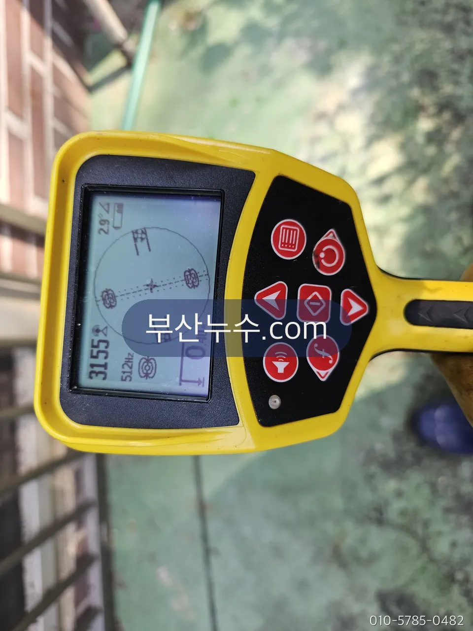 탐지기에 표시된 수치를 기록하는 장면