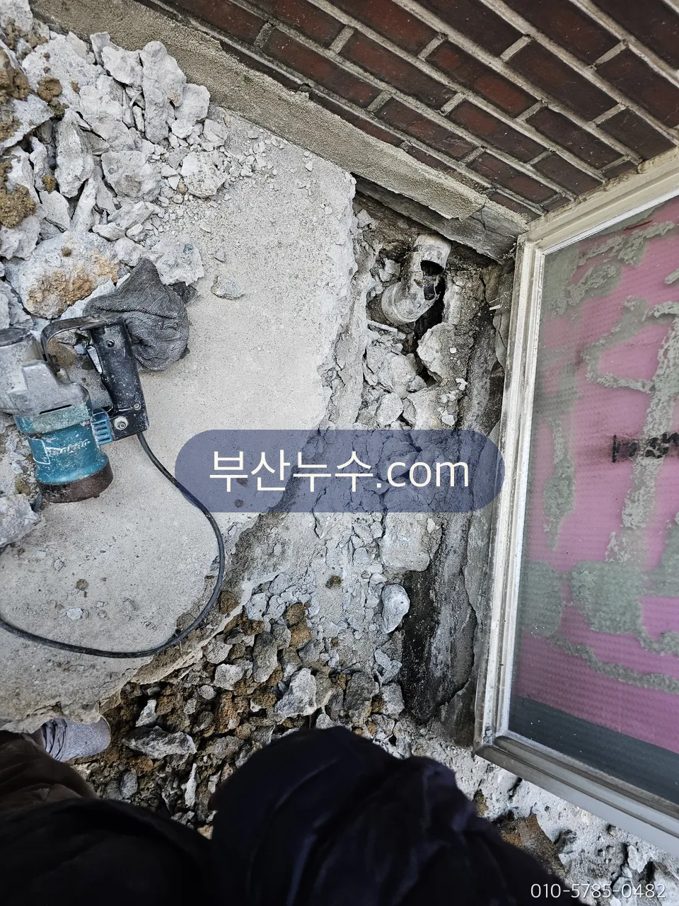 벽체를 열어 배관을 드러낸 현장