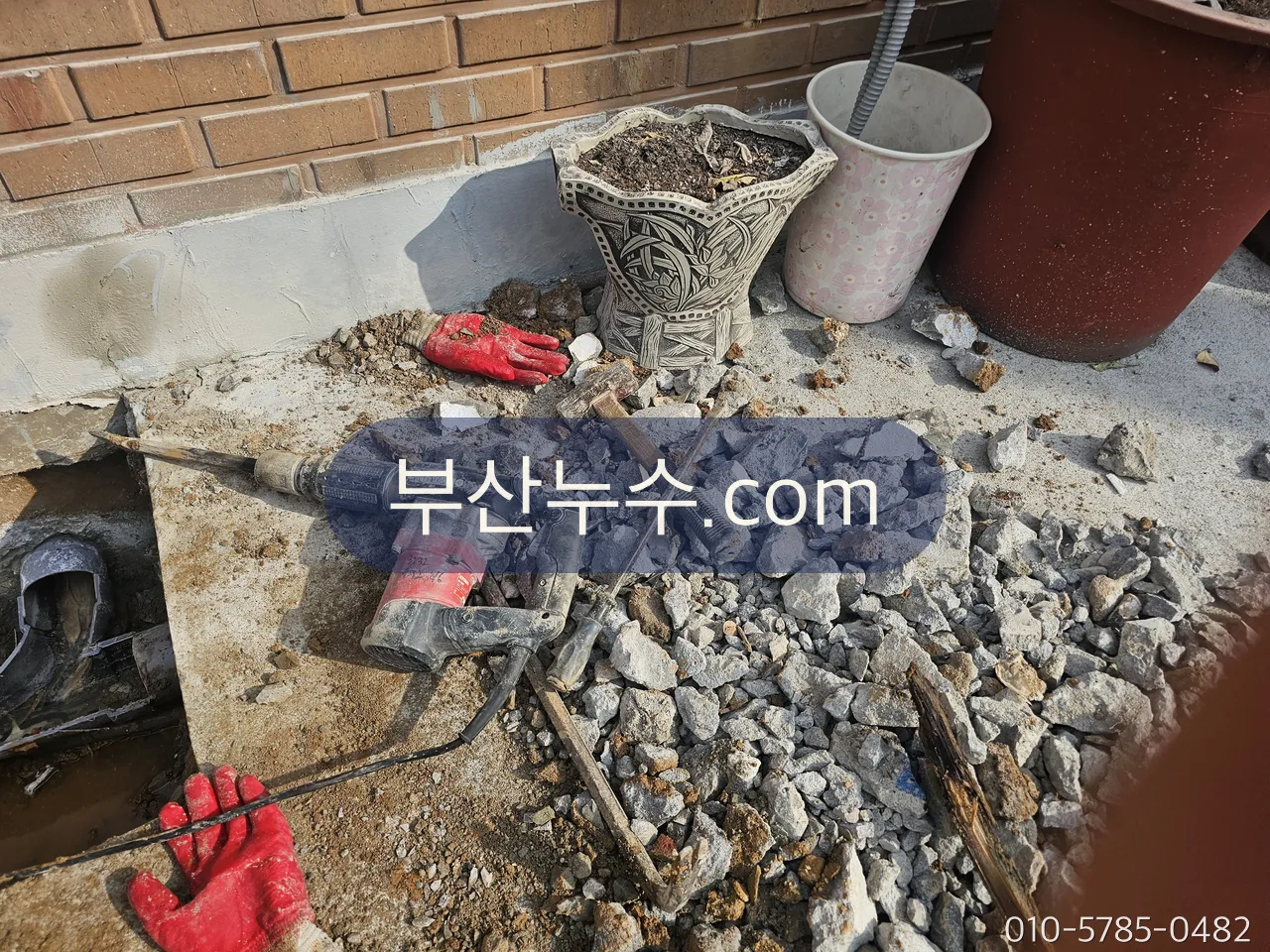 바닥을 해체해 배관을 확인하는 작업
