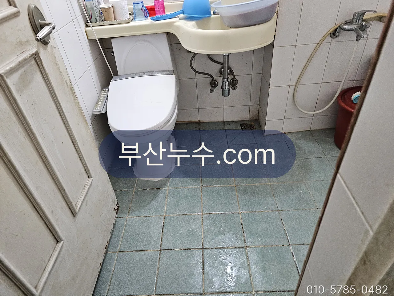 변기와 세면대 아래 앵글밸브의 위치